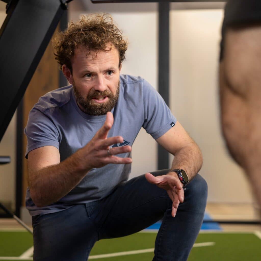 Een close-up van een man, hij geeft uitleg over een analyse