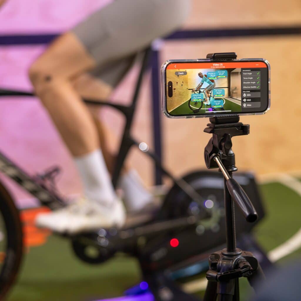 Een smartphone legt een dynamische bikefit vast