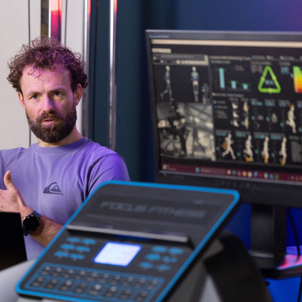 Een close-up van een man terwijl hij uitleg geeft over de analyse van een sporter